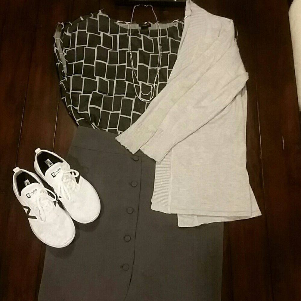 Ann Taylor blouse. Size 6. Black and white.